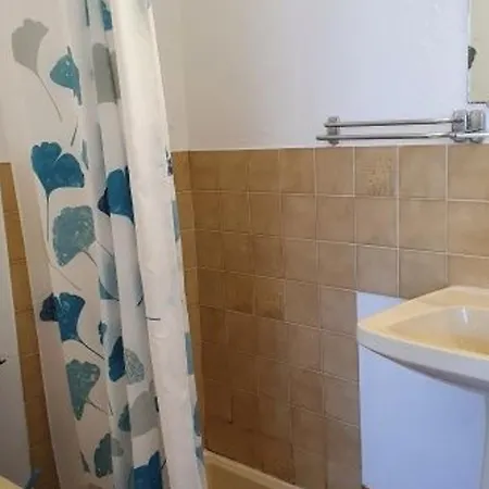 Maisonnette Proche Et Foret Avec Parking - Fr-1-476-227 *